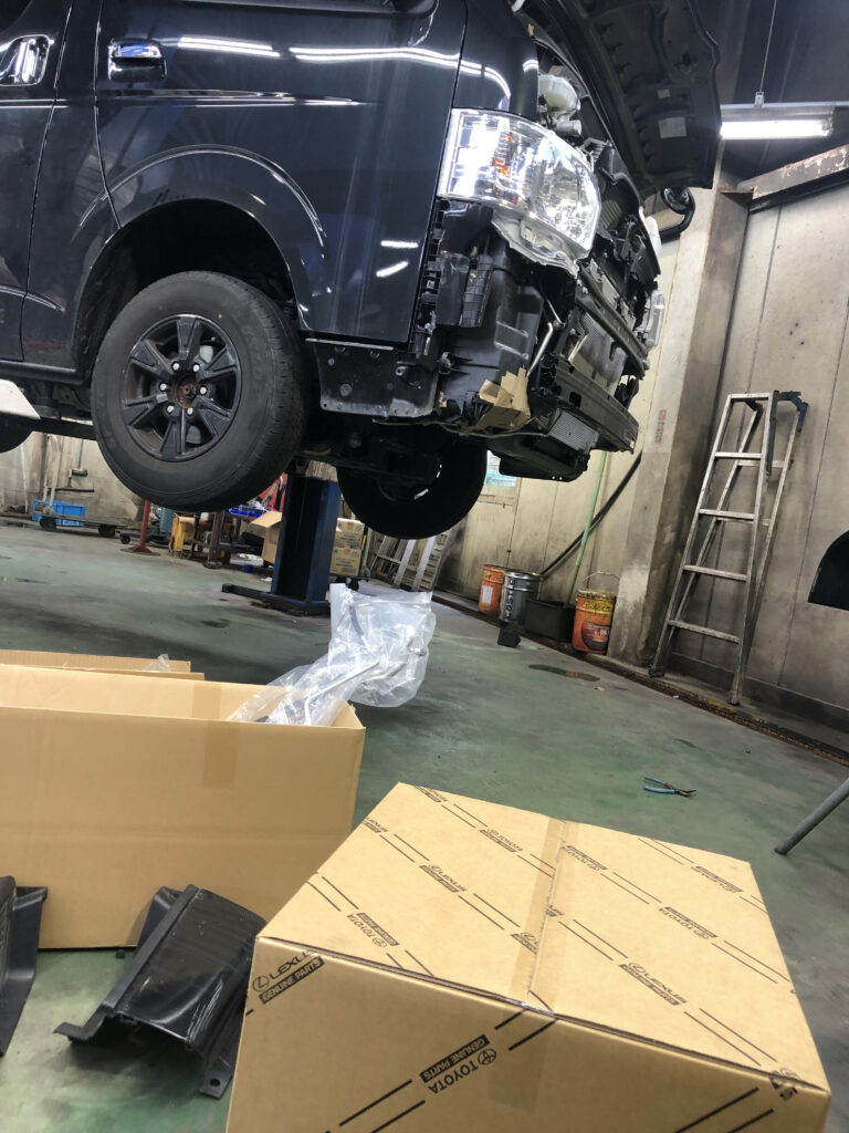 ハイエース 事故修理 エアコンパイプ交換 ロアアーム交換 保険事故